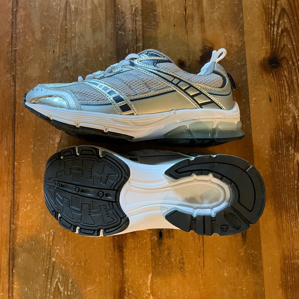 Danskin now women’s tennis shoes never worn